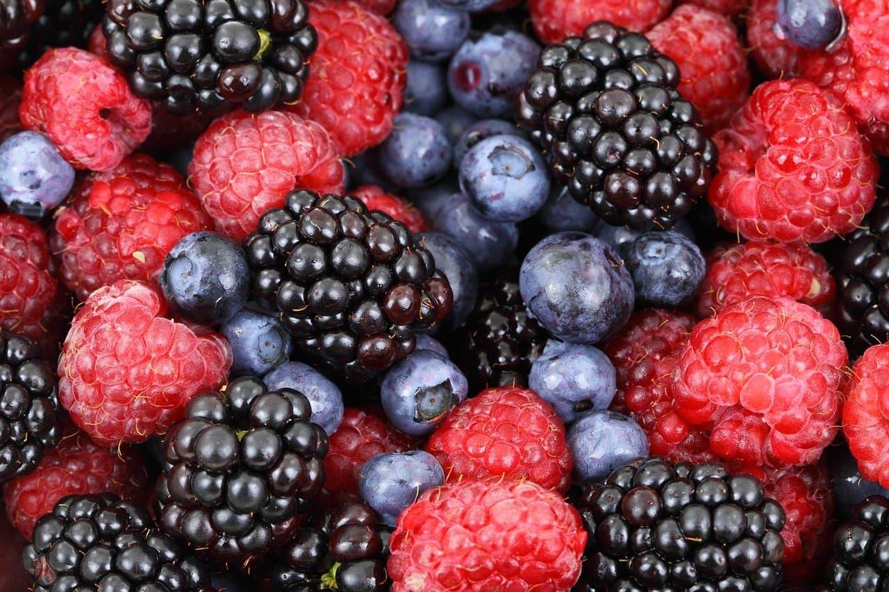 Fargerike baer og frukter som illustrerer 5 om dagen