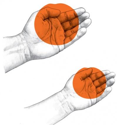 Håndfull frukt og grønnsaker illustrerer en porsjon i 5 om dagen