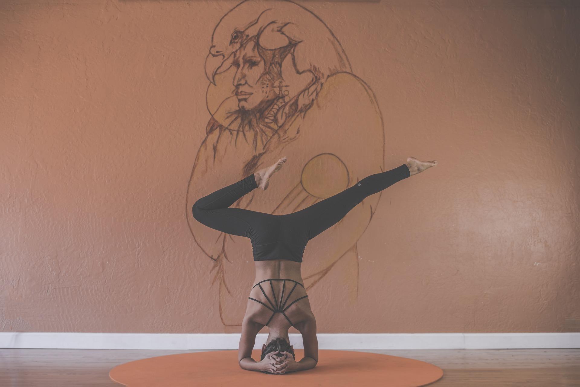Yogasokker med grippmønster lagt frem på yogamatte