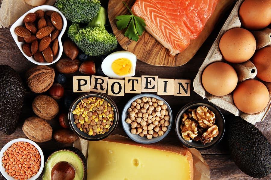 Person som mÄler proteinpulver med skje