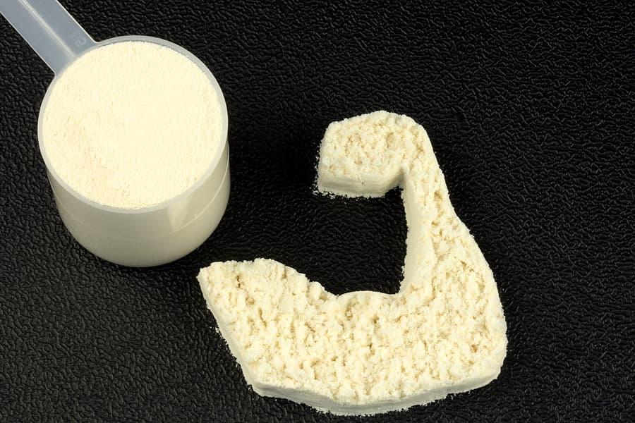 Proteinpulver i beholder med målesje