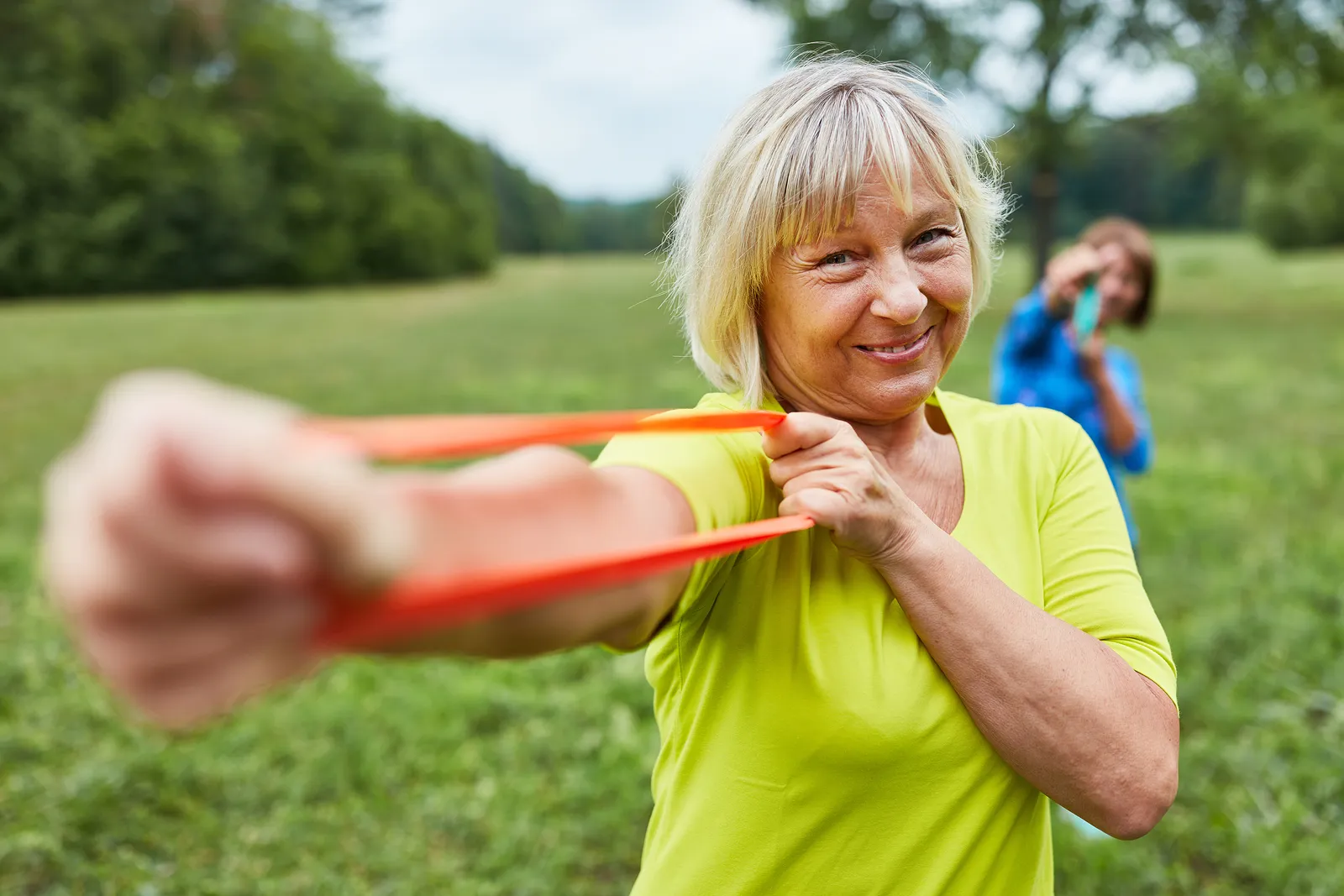 Dame trener med strikk